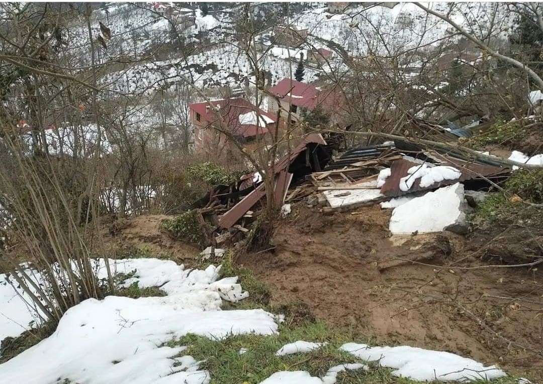 Son yağışlar sonrası yıkılan metruk konut